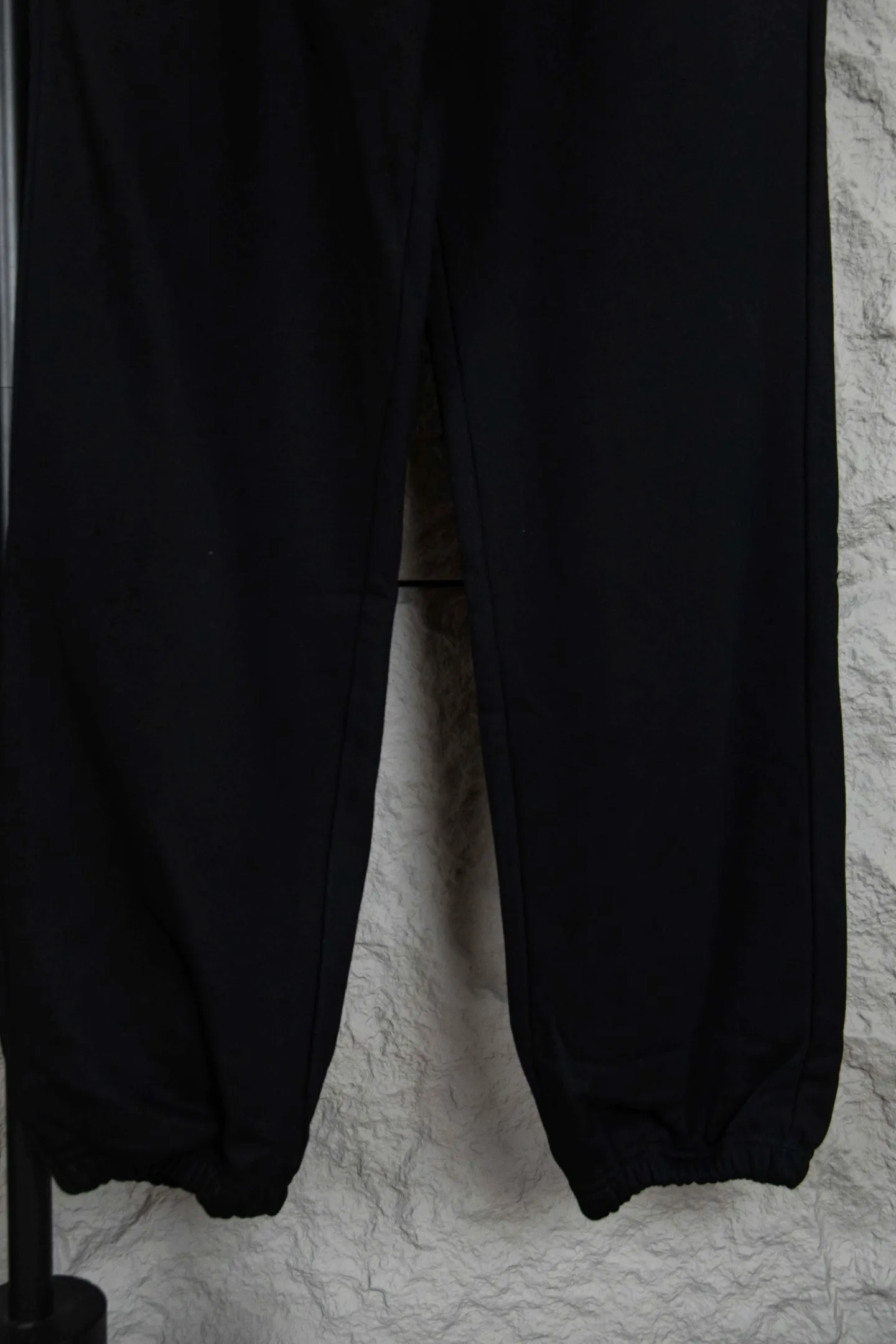P170 Ralph Lauren Ralph Lauren suit sweatpants. Pure cotton with anti-static treatment. No dust, no lint. The elastic waist is used with a drawstring. Very friendly to the figure. The cotton is comfortable and soft. The upper body is casual and free. Regular beveled double pockets on both sides. The white brand logo on the left leg collides with the black of the pants. Although it is small, it is quite recognizable. The brand adds a young and fashionable atmosphere to the original high-end sense. It can be called a cold protection weapon. A simple base layer is enough to withstand the severe cold and make it more fluffy and warm. Color: Gray, Black, Navy SIZE: S-XL